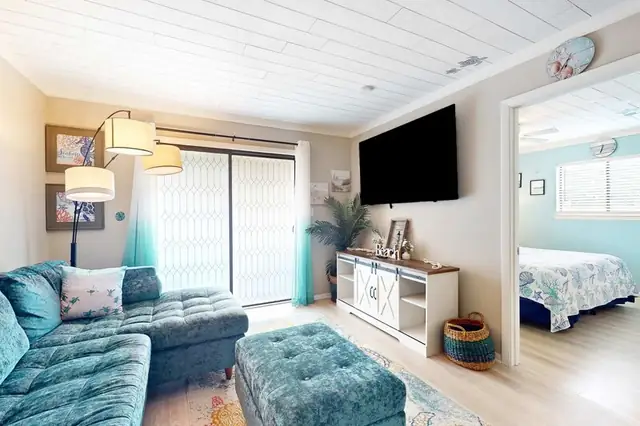 Living room at Fiddler’s Cove 6J